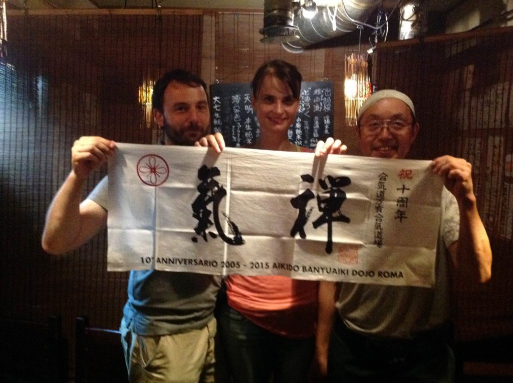 Tokyo. David, Hana e Youichi Ogawa del Gessoji Dojo mostrano il tenugui appena realizzato del 10° anniversario del Banyuaiki Dojo.